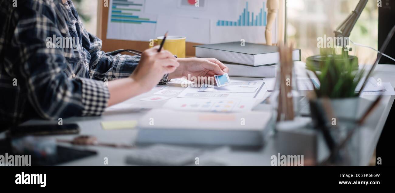 ux designer creativo progettazione grafica sviluppo di applicazioni per web mobile telefono o computer. Concetto di esperienza utente Foto Stock