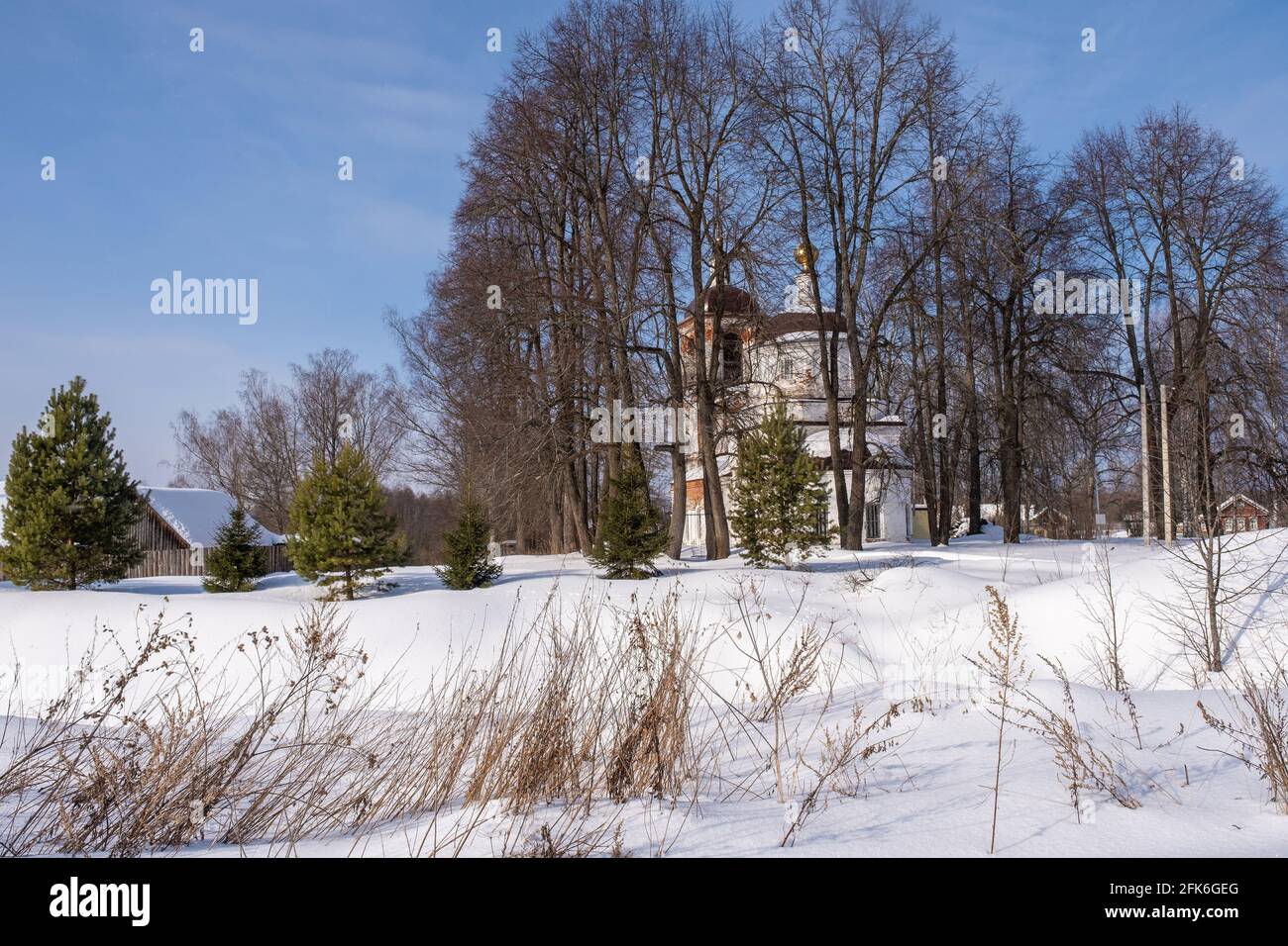 Chiesa di San Giorgio nel villaggio di Yuryevskoye, regione di Ivanovo in una giornata di sole invernale, la Russia. Foto Stock