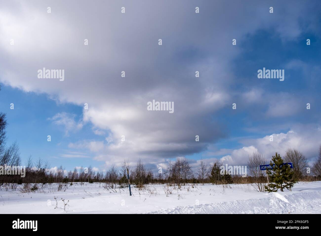 Bellissimo paesaggio con basse nuvole di cumulo in una giornata invernale, la Russia. Foto Stock