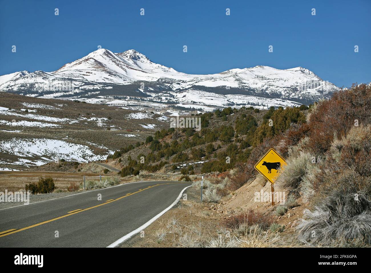 Autostrada California 270 per Bodie state Historic Park, montagne della Sierra orientale in California Foto Stock