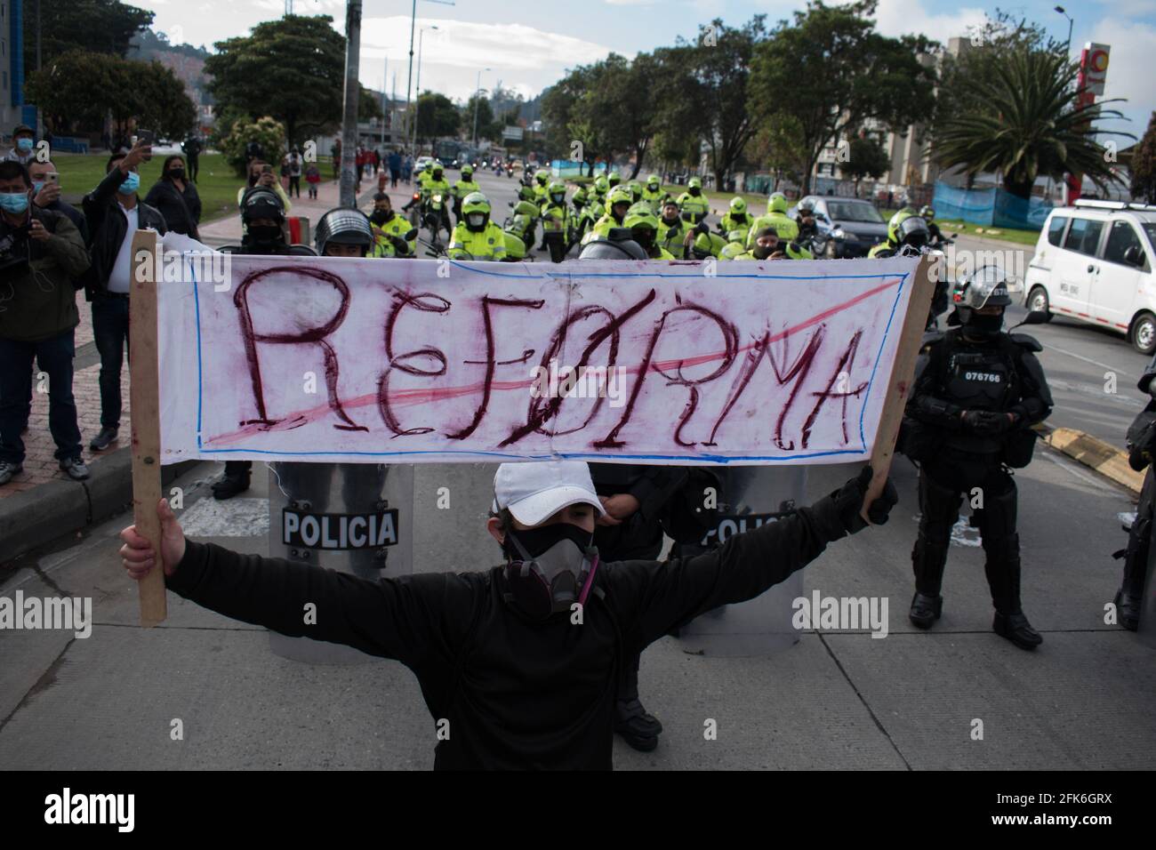 Bogota, Cundinamarca, Colombia. 28 Apr 2021. Manifestazioni contro la riforma tributaria del presidente Ivan Duque il 28 aprile 2021, manifestazioni rischiavano di scontri tra polizia e dimostranti. Credit: Daniel Santiago Romero Chaparro/LongVisual/ZUMA Wire/Alamy Live News Foto Stock