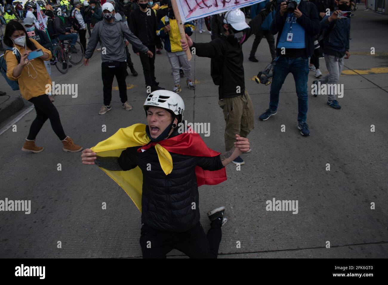 Bogota, Cundinamarca, Colombia. 28 Apr 2021. Manifestazioni contro la riforma tributaria del presidente Ivan Duque il 28 aprile 2021, manifestazioni rischiavano di scontri tra polizia e dimostranti. Credit: Daniel Santiago Romero Chaparro/LongVisual/ZUMA Wire/Alamy Live News Foto Stock