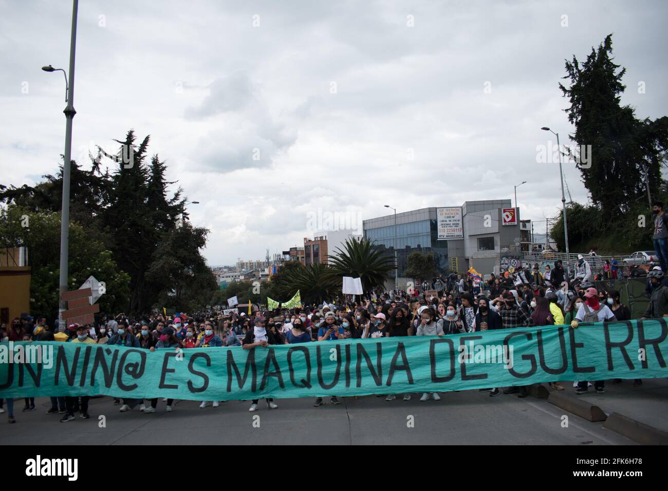 Bogota, Cundinamarca, Colombia. 28 Apr 2021. Manifestazioni contro la riforma tributaria del presidente Ivan Duque il 28 aprile 2021, manifestazioni rischiavano di scontri tra polizia e dimostranti. Credit: Daniel Santiago Romero Chaparro/LongVisual/ZUMA Wire/Alamy Live News Foto Stock