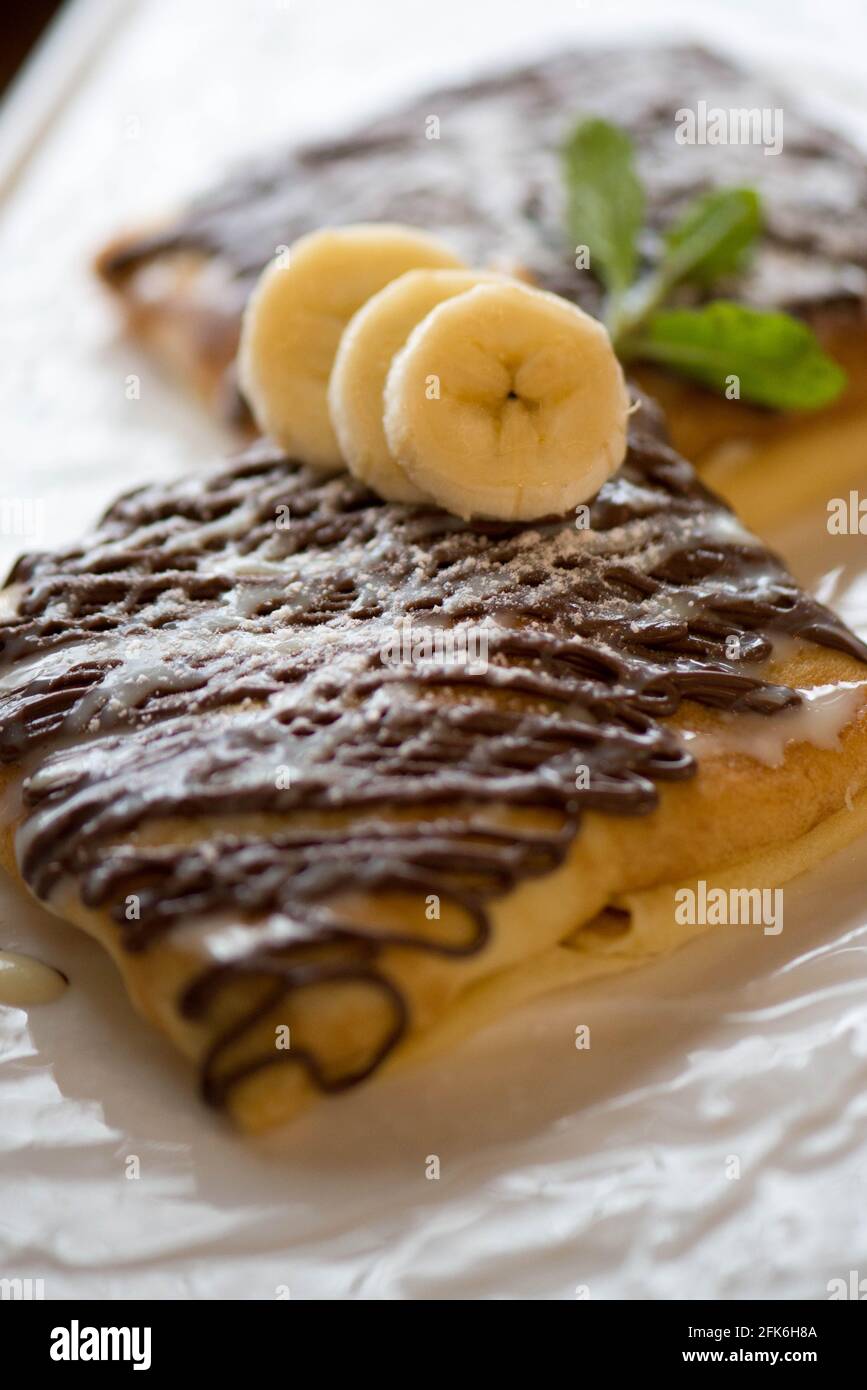 colazione a base di pancake ripieni di banane e cioccolato Foto Stock