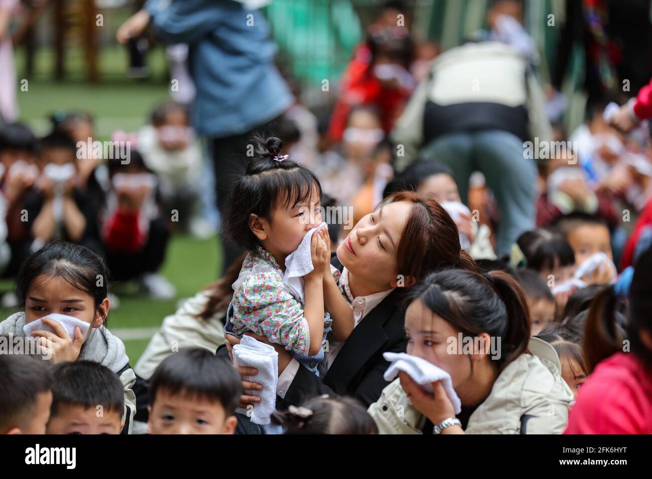 Yibing, Cina. 28 Apr 2021. I bambini piccoli in asilo stanno prendendo l'esercitazione di fuoco in Yibing, Sichuan, Cina il 28 aprile 2021.(foto da TPG/cnsphotos) accreditamento: TopPhoto/Alamy in tensione News Foto Stock