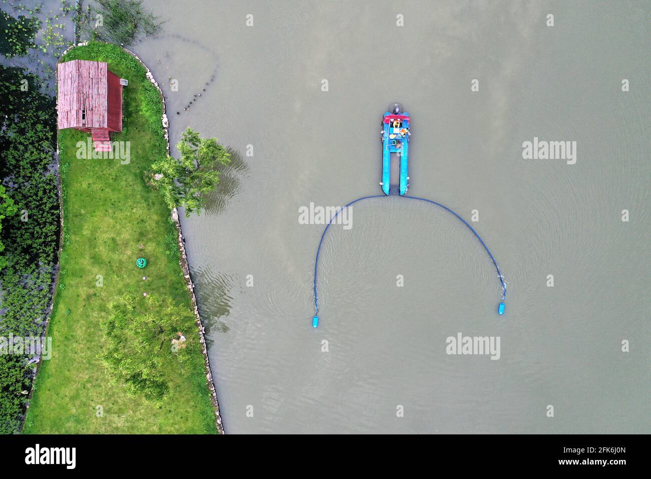 Wenzhou, Cina. 28 Apr 2021. La nuova energia intelligente galleggiante-oggetto di pulizia nave sono rifloating il flotage a Wenzhou, Zhejiang, Cina il 28 aprile, 2021.(Photo by TPG/cnsphotos) Credit: TopPhoto/Alamy Live News Foto Stock