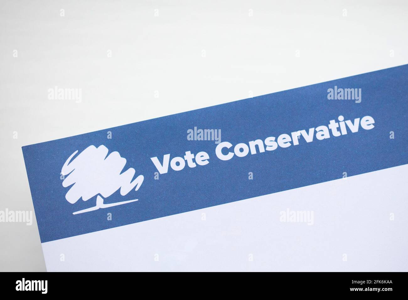 LONDRA, UK - Aprile 2021: Logo del partito politico conservatore sulla letteratura della campagna Foto Stock