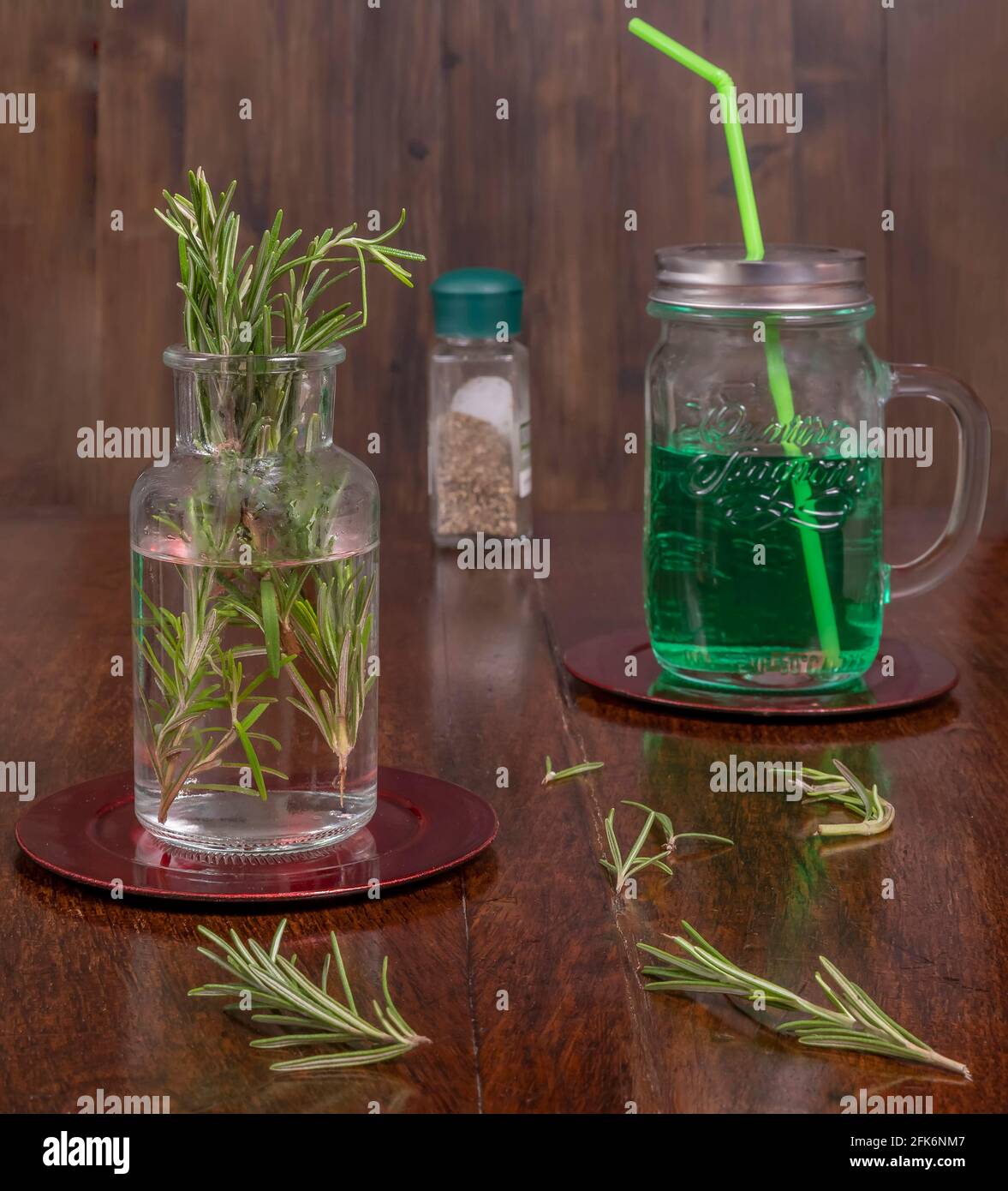 Composizione di erbe aromatiche utilizzate in vari modi per cucinare e creare bevande naturali Foto Stock