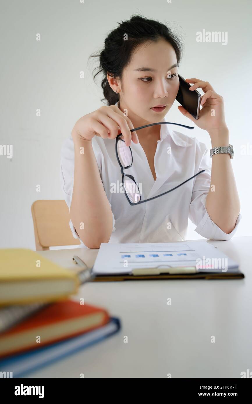 Asian femmina che prende il suo team di affari per la nomina brainstorm circa il downtrend ribassista del mercato azionario. Foto Stock