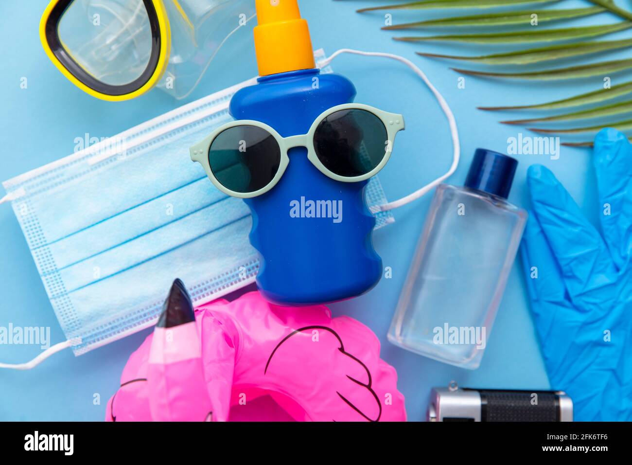 Sfondo vacanze estive con maschera protettiva per coronavirus e oggetti per le vacanze Foto Stock