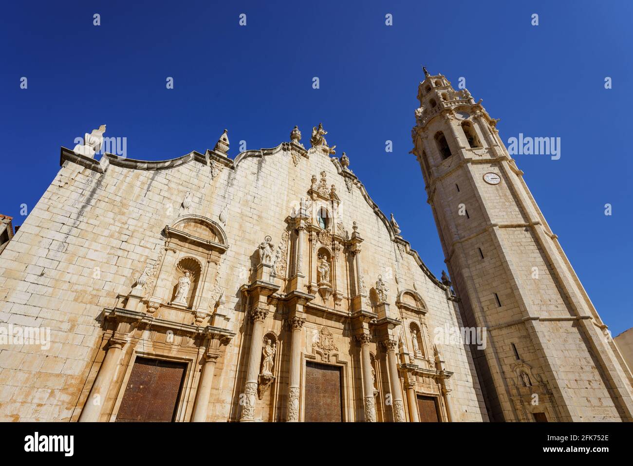 Alcala de Xivert, Spagna. Facciata in stile barocco della chiesa di San Juan Bautista e campanile di 68 metri costruito nel 17 ° secolo. Foto Stock