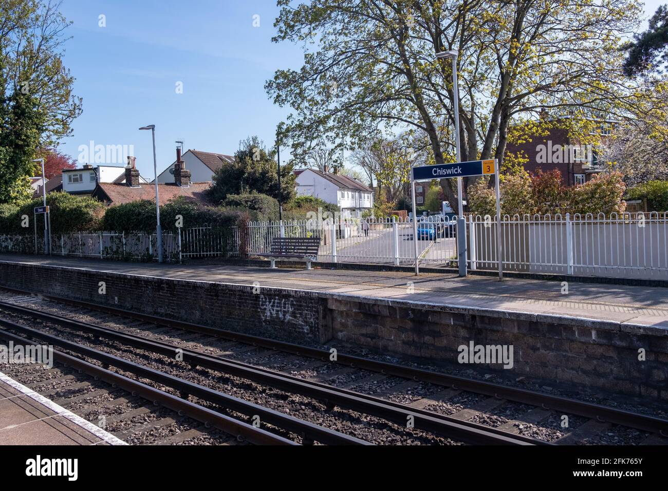 Londra - Aprile 2021: Cartello della Stazione di Chiswick sulla piattaforma, una stazione ferroviaria nella parte ovest di Londra Foto Stock