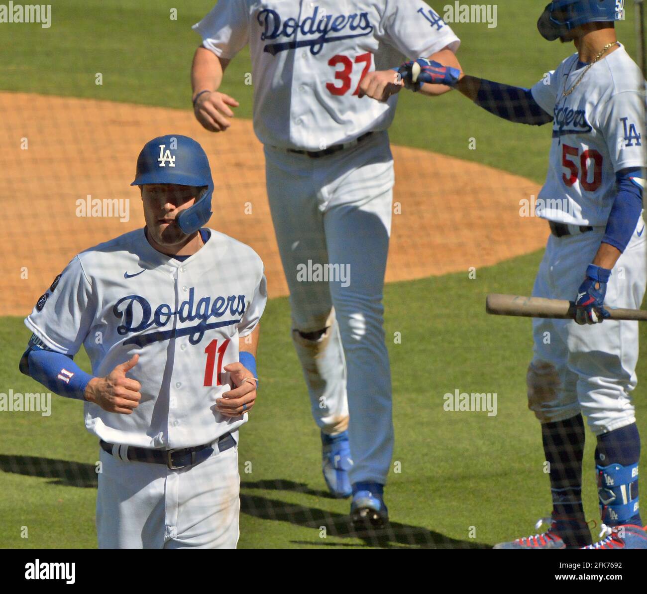 Los Angeles, Stati Uniti. 28 Apr 2021. AJ Pollock di Los Angeles Dodgers (10) e Luke Raley (37) festeggiano con Mookie Betts dopo aver segnato due delle sei corse nell'ottavo inning al Dodger Stadium di Los Angeles mercoledì 28 aprile 2021. I Dodgers sconfissero i Reds con una rout del 8-0. Foto di Jim Ruymen/UPI Credit: UPI/Alamy Live News Foto Stock