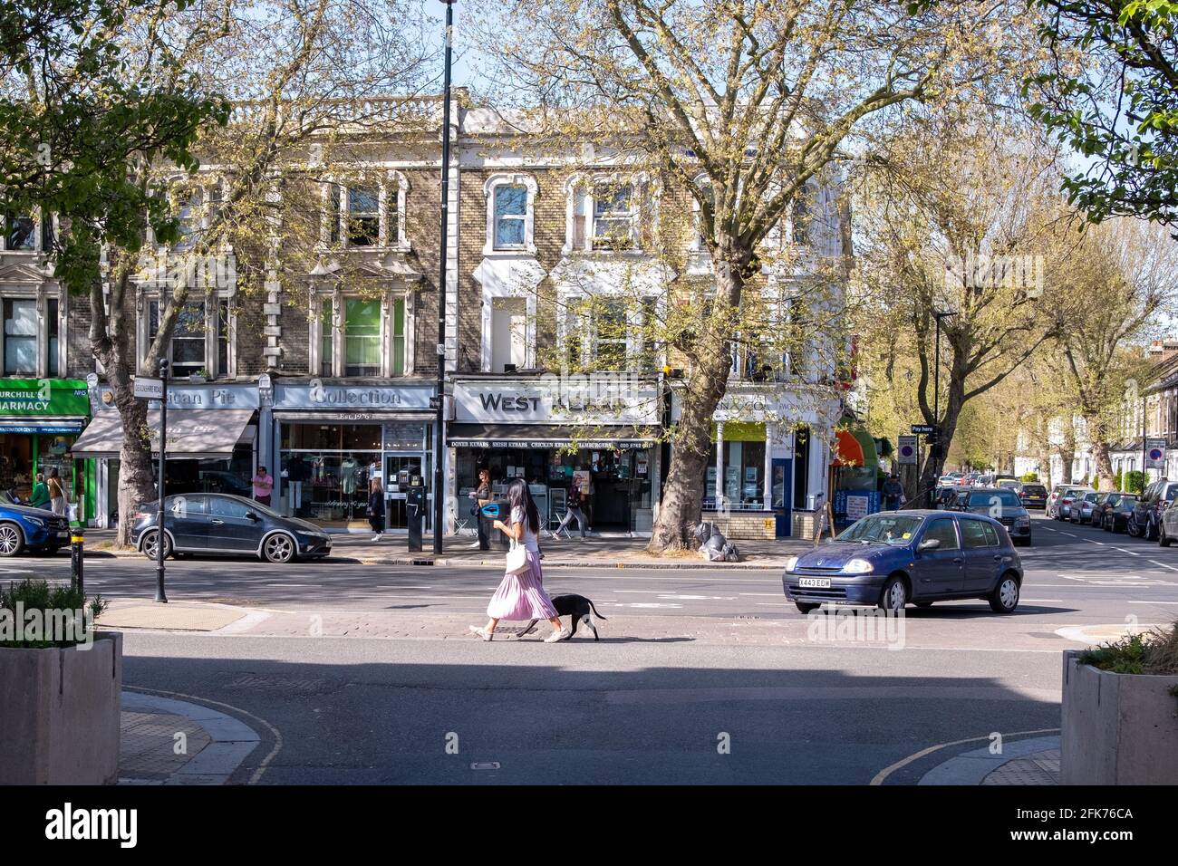 Chiswick High Road, una lunga strada alta di negozi e ristoranti a Londra Ovest - Regno Unito Foto Stock