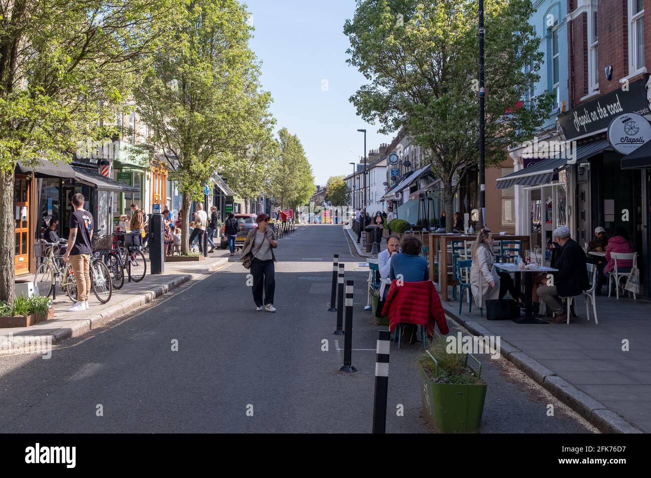 Chiswick High Road, una lunga strada alta di negozi e ristoranti a Londra Ovest - Regno Unito Foto Stock
