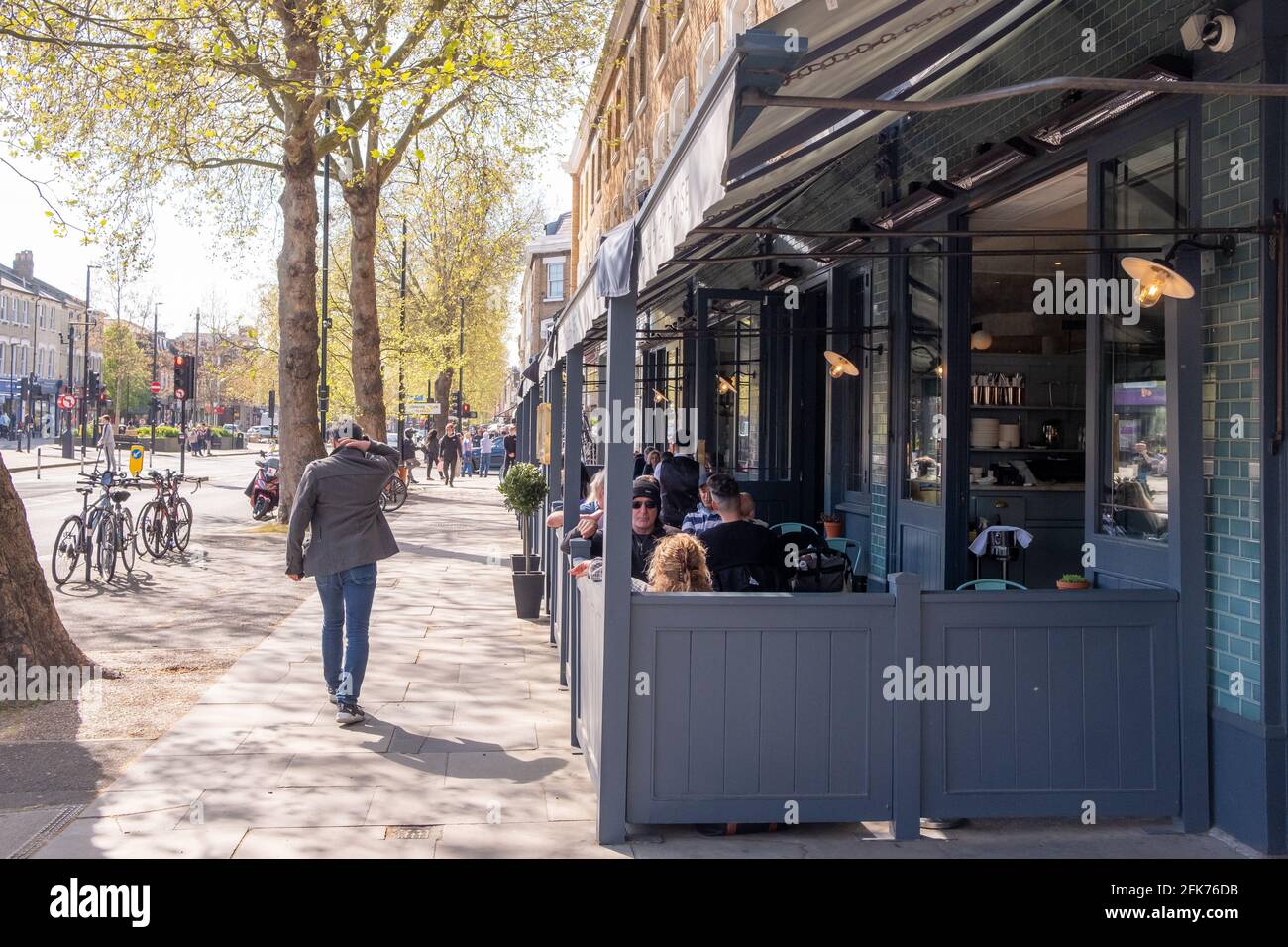 Chiswick High Road, una lunga strada alta di negozi e ristoranti a Londra Ovest - Regno Unito Foto Stock