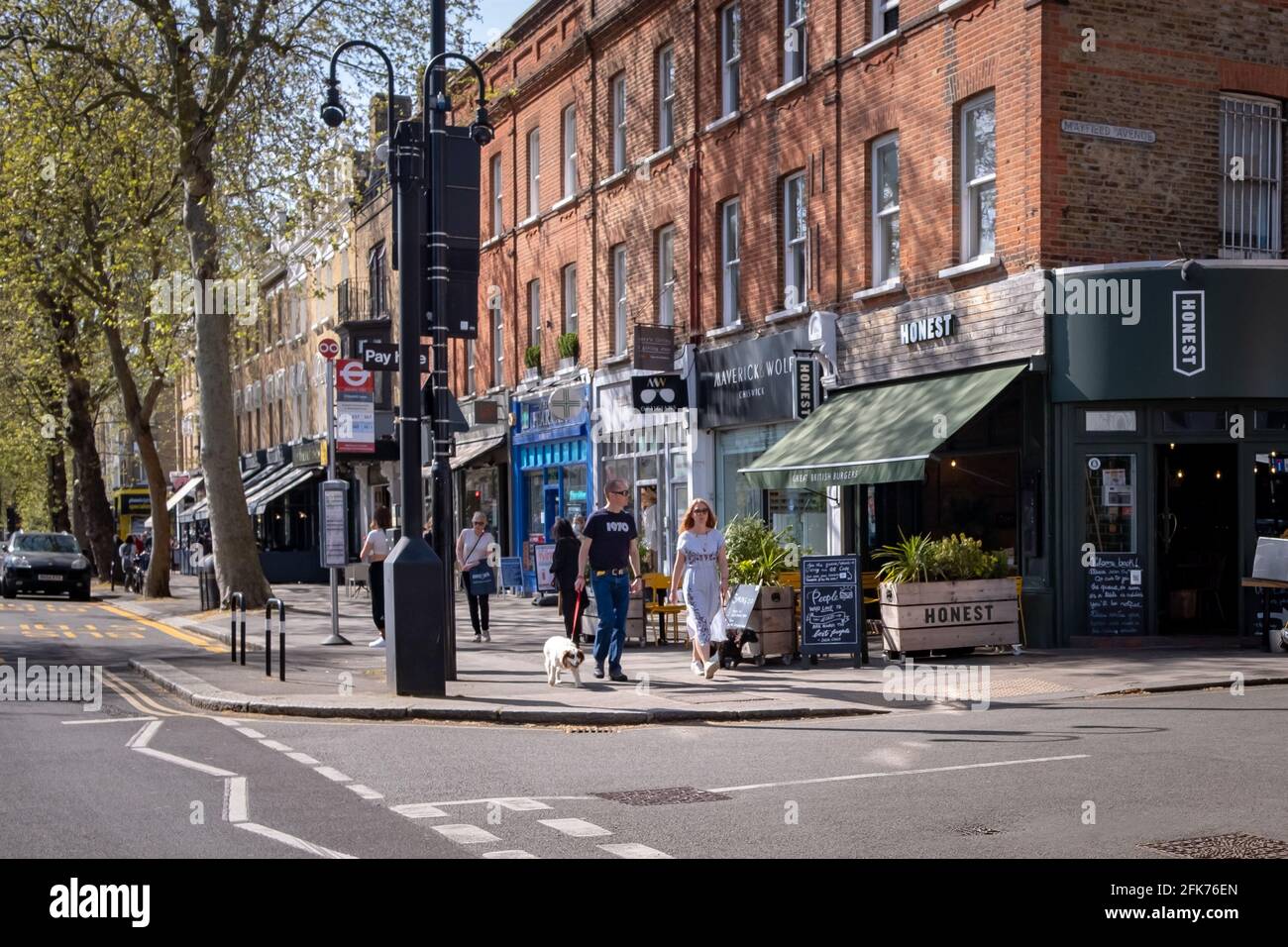 Chiswick High Road, una lunga strada alta di negozi e ristoranti a Londra Ovest - Regno Unito Foto Stock