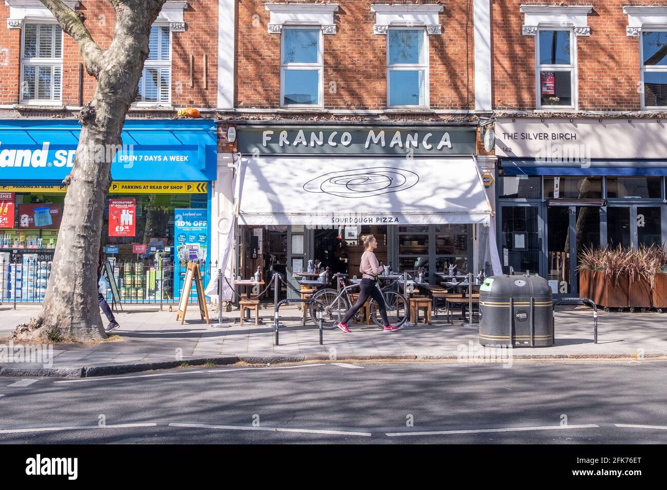 Chiswick High Road, una lunga strada alta di negozi e ristoranti a Londra Ovest - Regno Unito Foto Stock