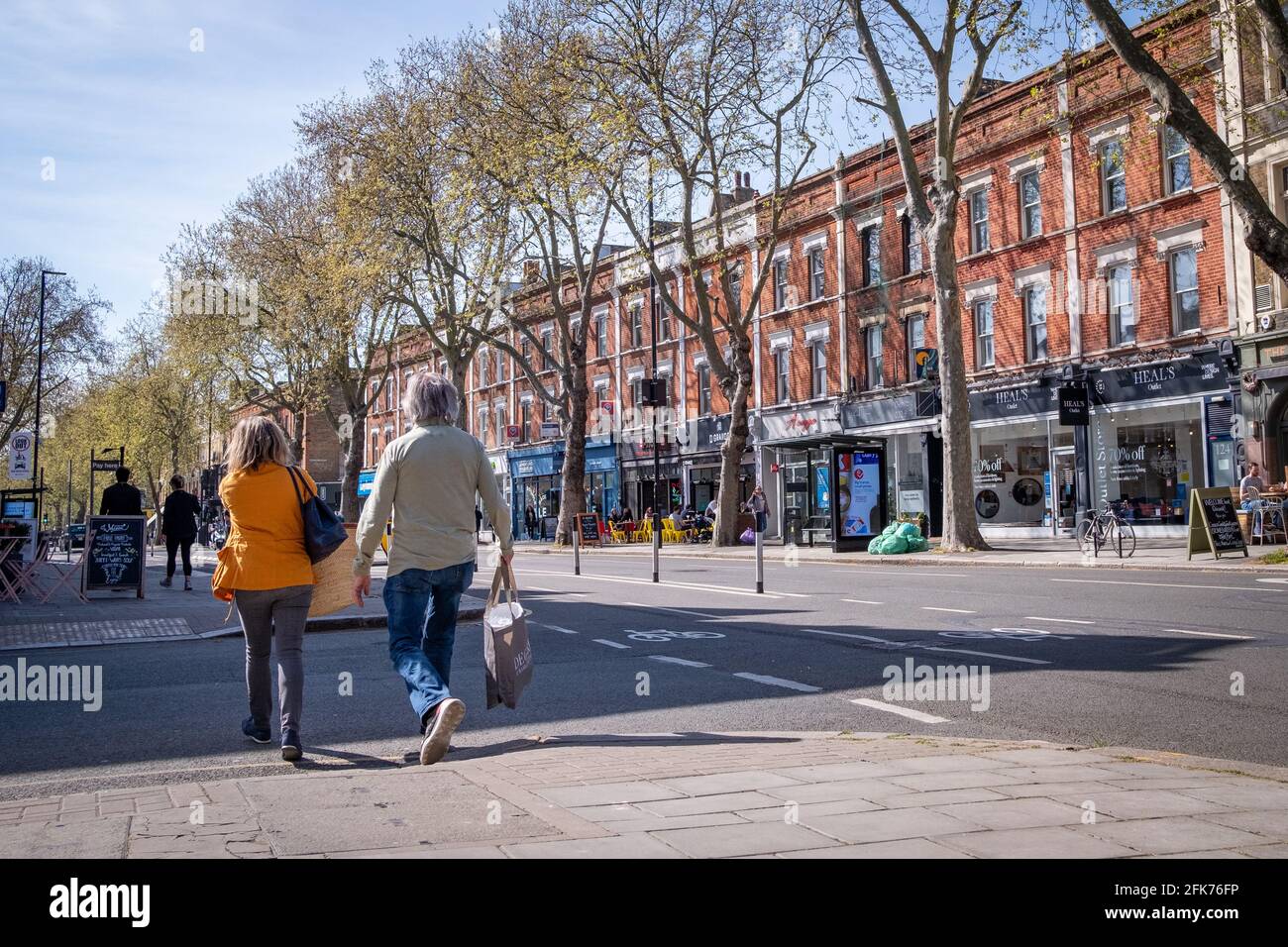 Chiswick High Road, una lunga strada alta di negozi e ristoranti a Londra Ovest - Regno Unito Foto Stock