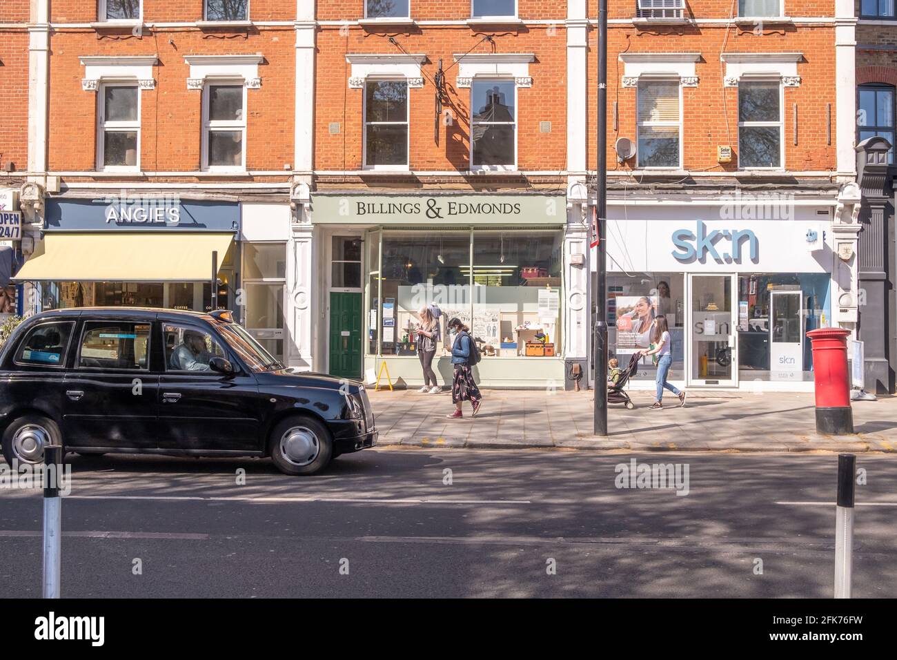 Chiswick High Road, una lunga strada alta di negozi e ristoranti a Londra Ovest - Regno Unito Foto Stock