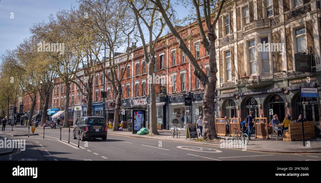Chiswick High Road, una lunga strada alta di negozi e ristoranti a Londra Ovest - Regno Unito Foto Stock