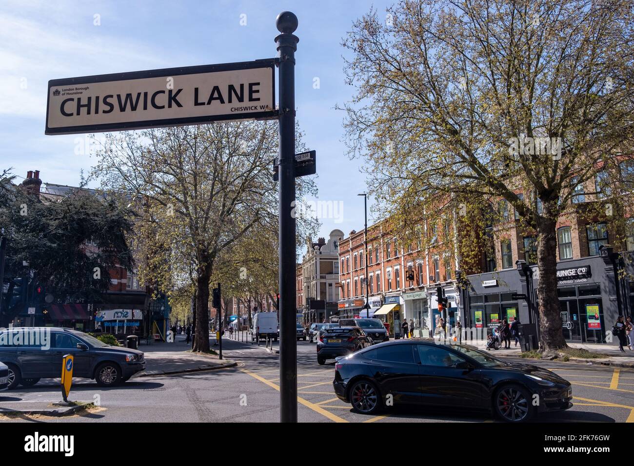 Chiswick High Road, una lunga strada alta di negozi e ristoranti a Londra Ovest - Regno Unito Foto Stock