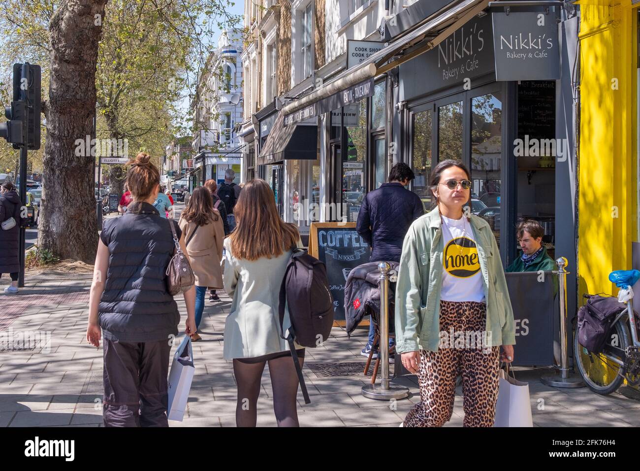 Chiswick High Road, una lunga strada alta di negozi e ristoranti a Londra Ovest - Regno Unito Foto Stock