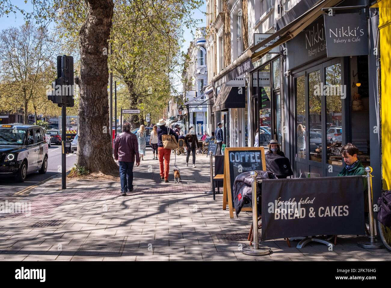 Chiswick High Road, una lunga strada alta di negozi e ristoranti a Londra Ovest - Regno Unito Foto Stock