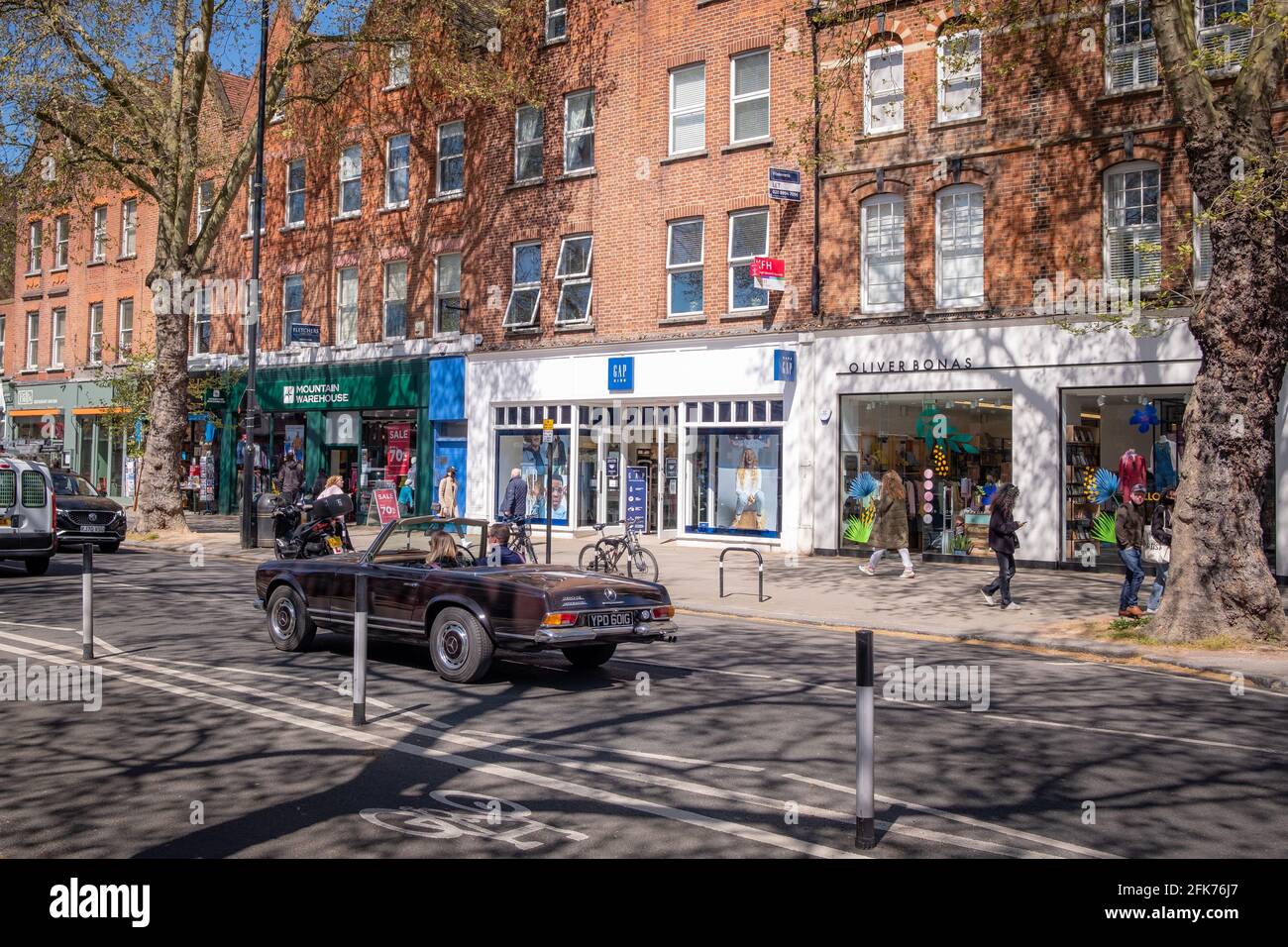 Chiswick High Road, una lunga strada alta di negozi e ristoranti a Londra Ovest - Regno Unito Foto Stock