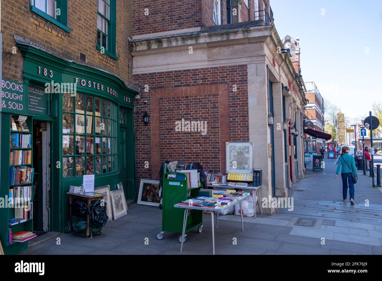 Chiswick High Road, una lunga strada alta di negozi e ristoranti a Londra Ovest - Regno Unito Foto Stock