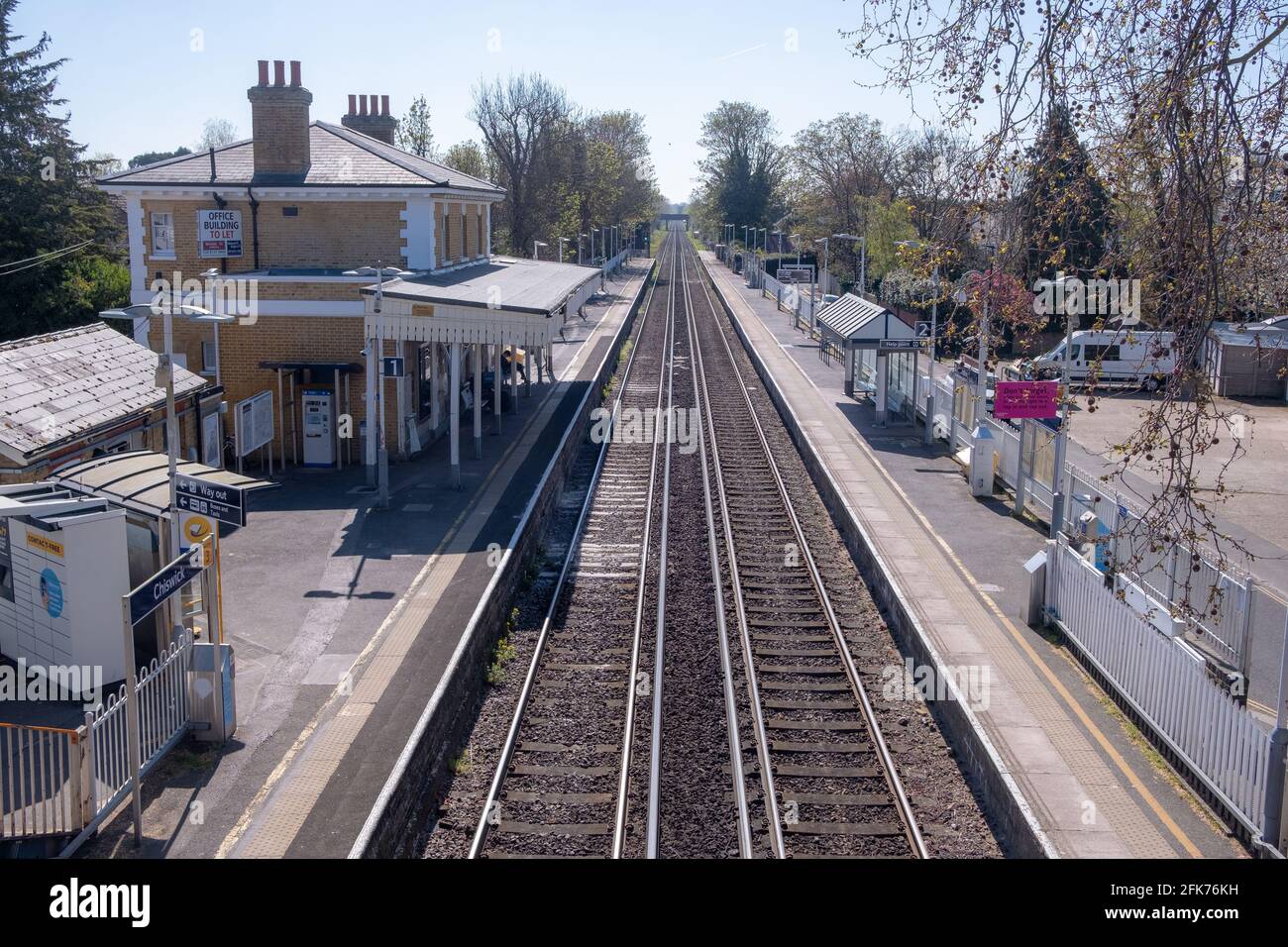 Londra - Aprile 2021: Cartello della Stazione di Chiswick sulla piattaforma, una stazione ferroviaria nella parte ovest di Londra Foto Stock