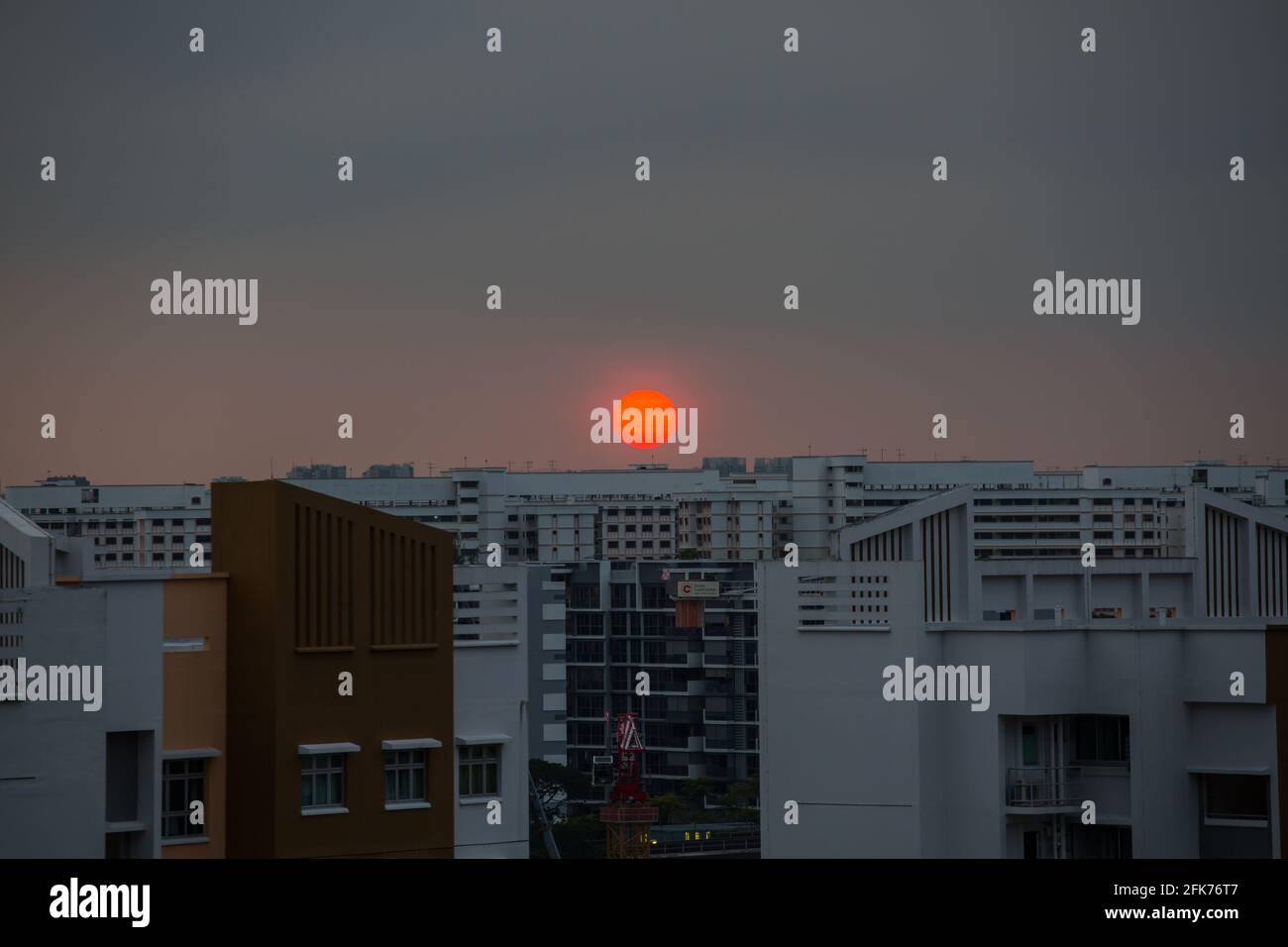 La tavolozza del tramonto è un momento tranquillo quando lo guardi ambientato dietro lo skyline della casa. Singapore. Foto Stock