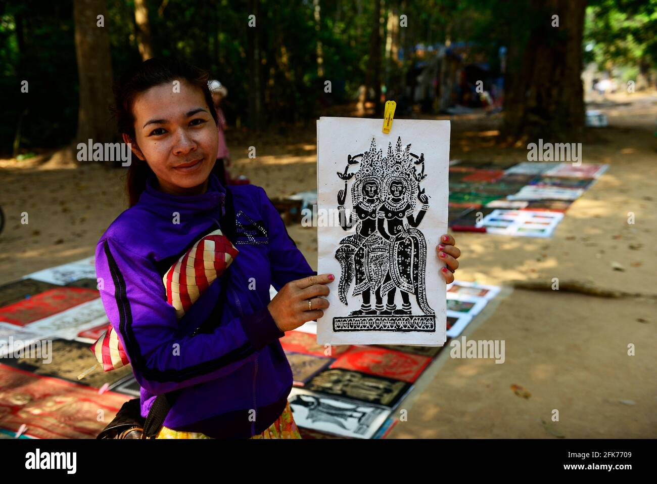 Una donna cambogiana che tiene un tradizionale dipinto di Apsara a Siem Reap, Cambogia. Foto Stock