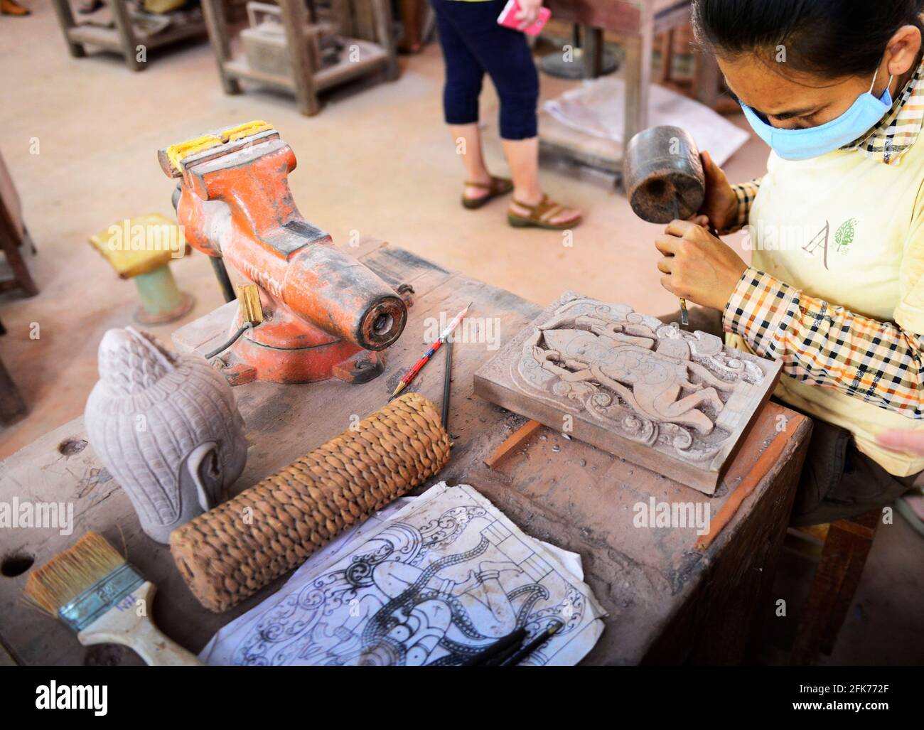Un artigiano cambogiano che lavora su un artigianato del legno a Siem Reap, Cambogia. Foto Stock