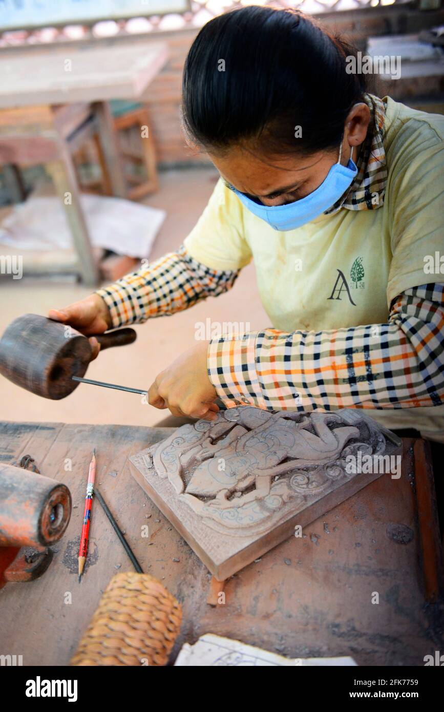 Un artigiano cambogiano che lavora su un artigianato del legno a Siem Reap, Cambogia. Foto Stock