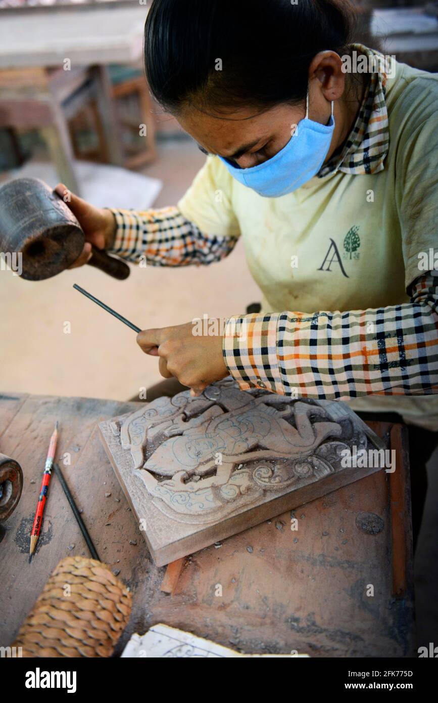 Un artigiano cambogiano che lavora su un artigianato del legno a Siem Reap, Cambogia. Foto Stock