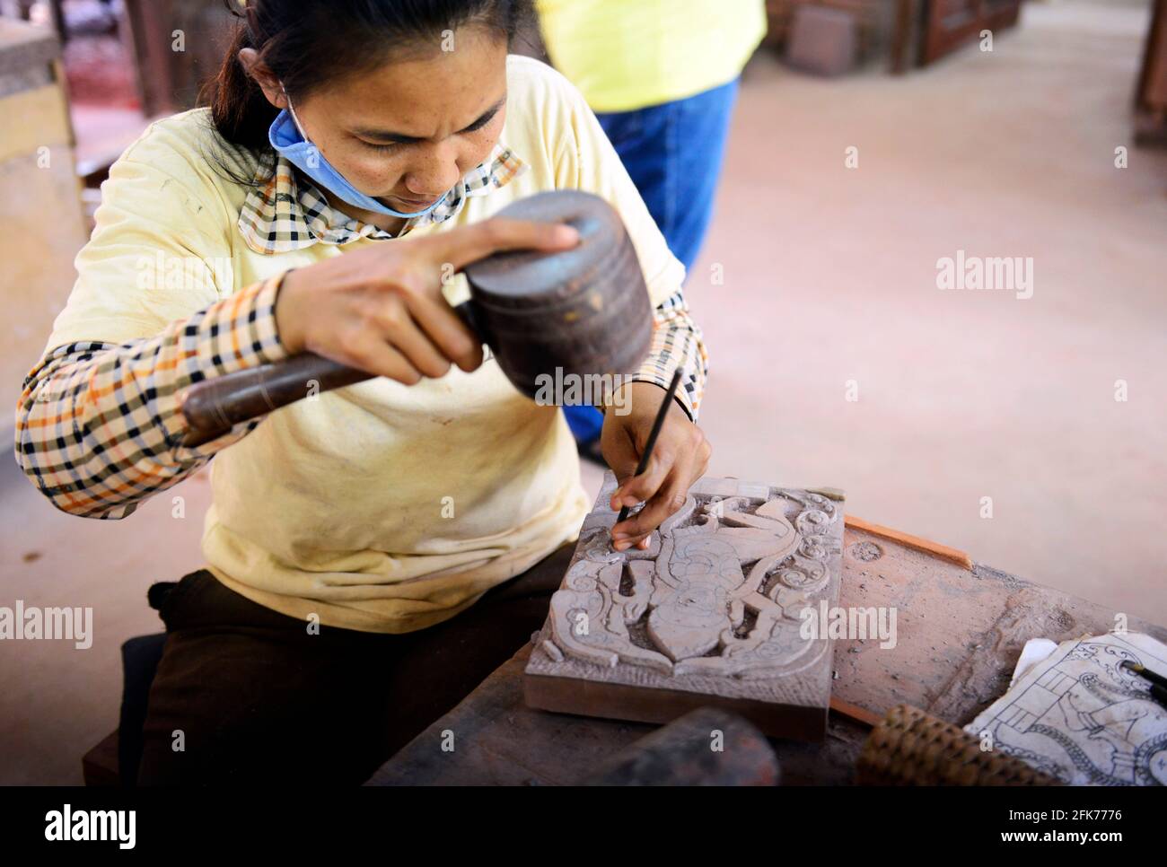 Un artigiano cambogiano che lavora su un artigianato del legno a Siem Reap, Cambogia. Foto Stock