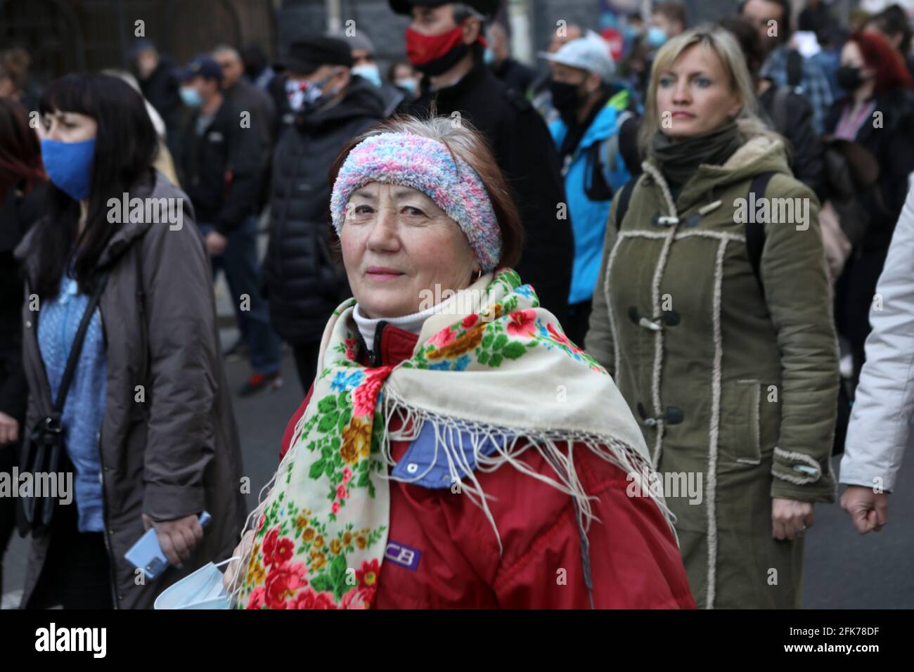 KIEV, UCRAINA - 28 APRILE 2021 - UNA donna è raffigurata durante la marcia  di Vyshyvankas tenuto per celebrare il 76 ° anniversario della fondazione  della prima Divisione Ucraina Volontariato, Kyiv, capitale