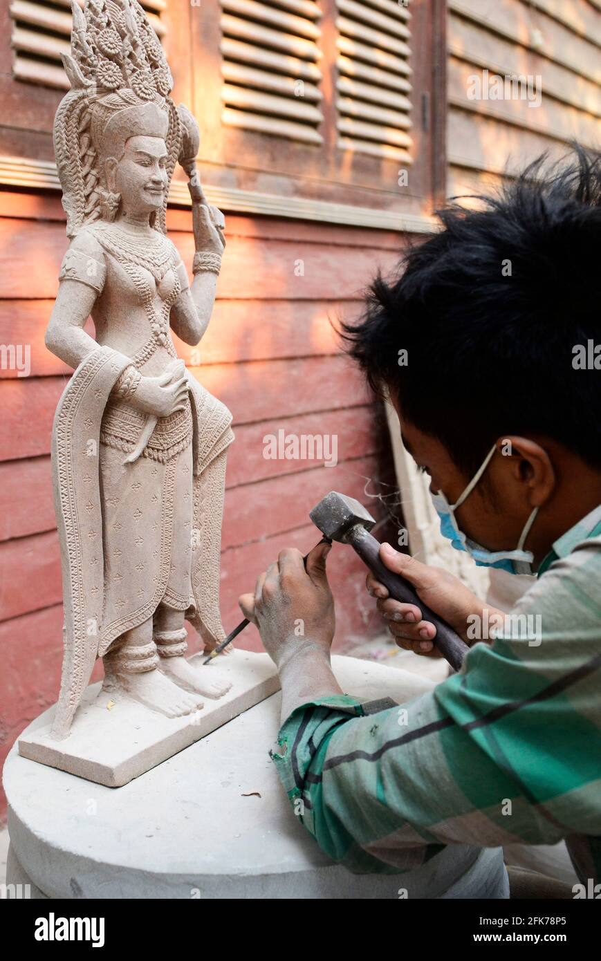 Uno scultore Khmer che lavora alla sua scultura di Apsara a Siem Reap, Cambogia. Foto Stock