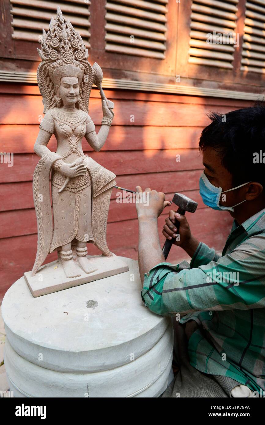 Uno scultore Khmer che lavora alla sua scultura di Apsara a Siem Reap, Cambogia. Foto Stock