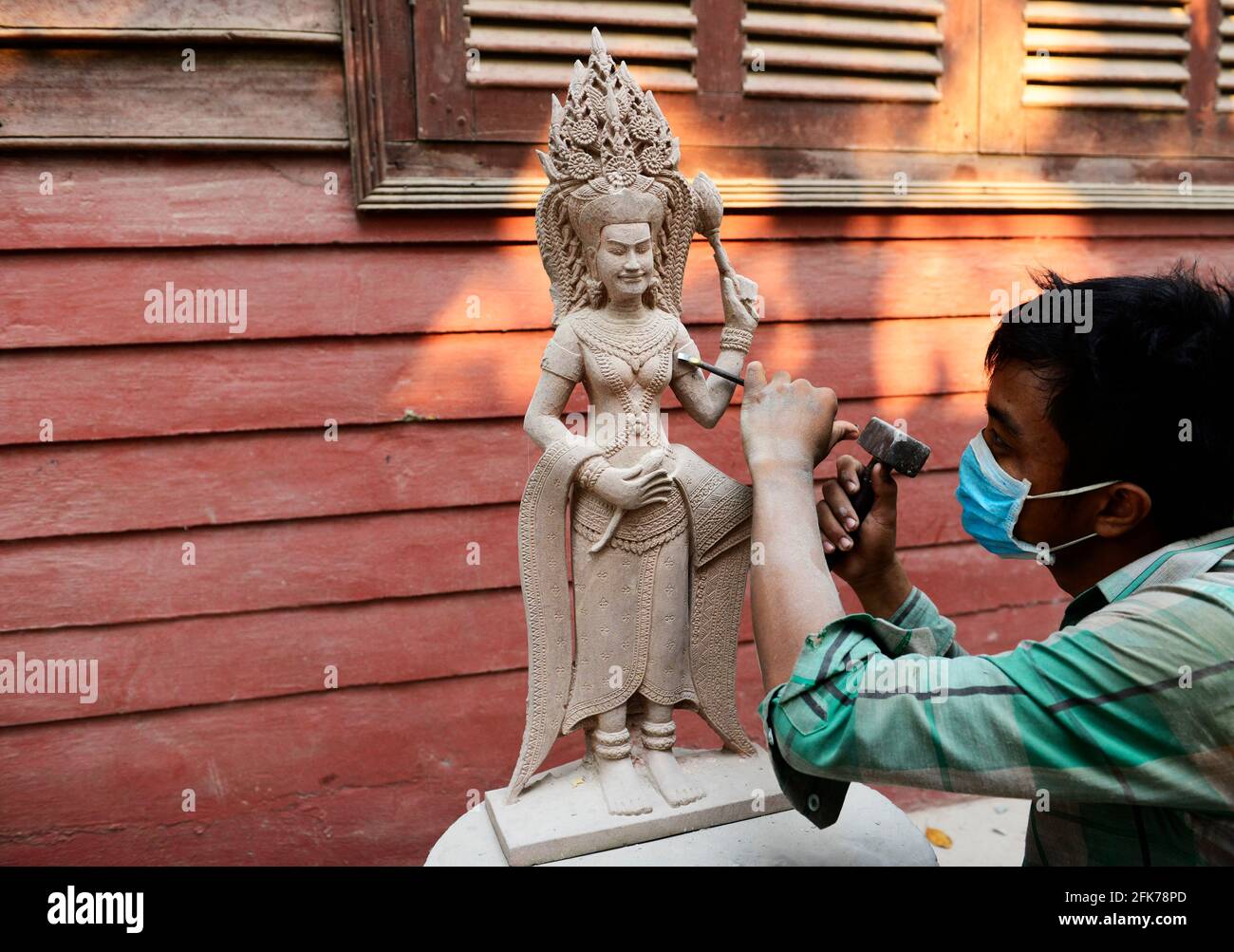 Uno scultore Khmer che lavora alla sua scultura di Apsara a Siem Reap, Cambogia. Foto Stock