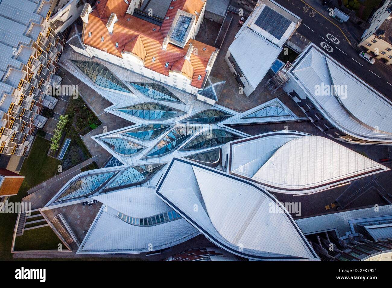 L'edificio del Parlamento scozzese di Holyrood a Edimburgo, che ospita 129 membri, i loro ricercatori e il personale parlamentare. il parlamento è in pausa prima delle elezioni del 6 maggio. Data immagine: Giovedì 29 aprile 2021. Foto Stock