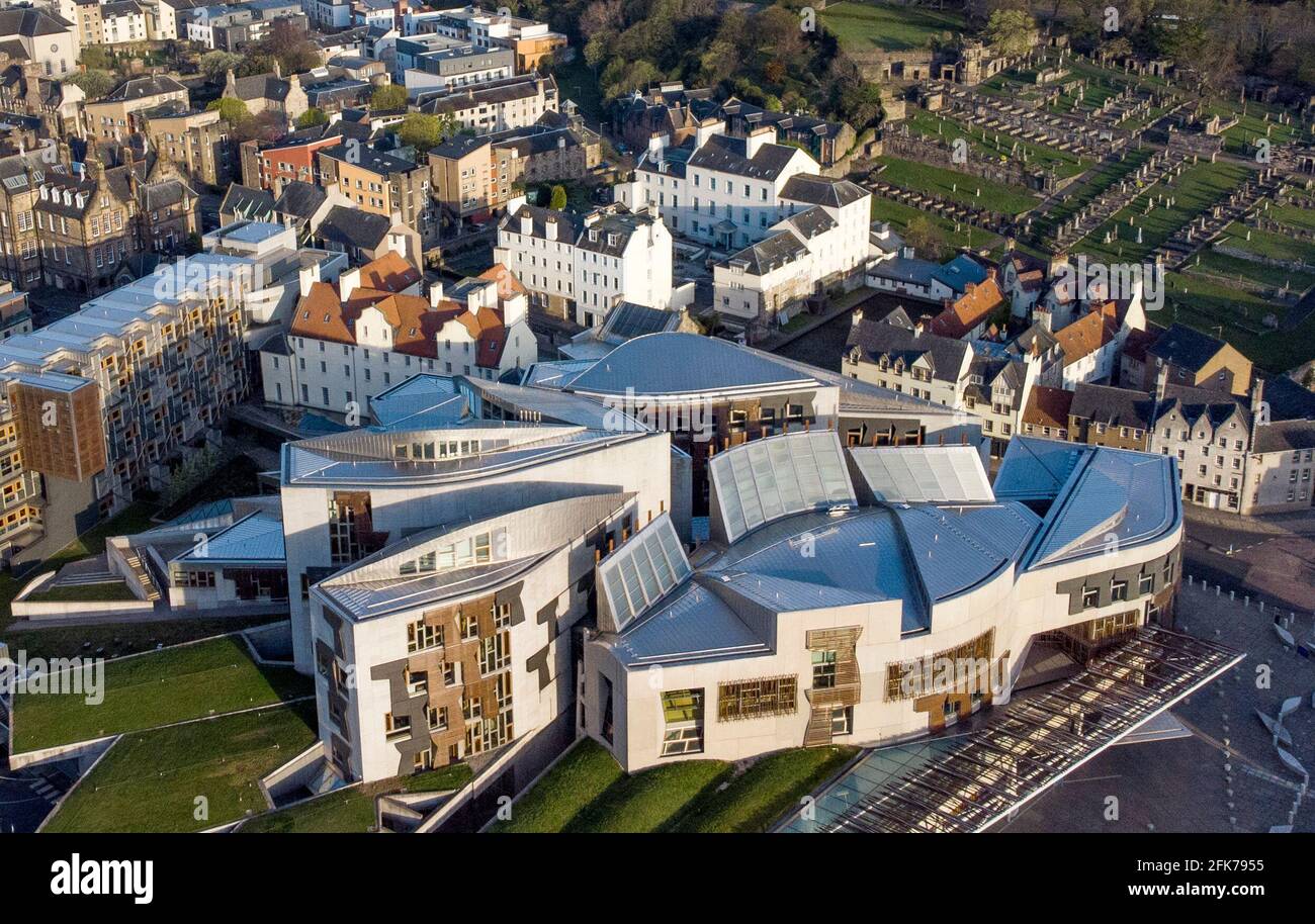 L'edificio del Parlamento scozzese di Holyrood a Edimburgo, che ospita 129 membri, i loro ricercatori e il personale parlamentare. il parlamento è in pausa prima delle elezioni del 6 maggio. Data immagine: Giovedì 29 aprile 2021. Foto Stock