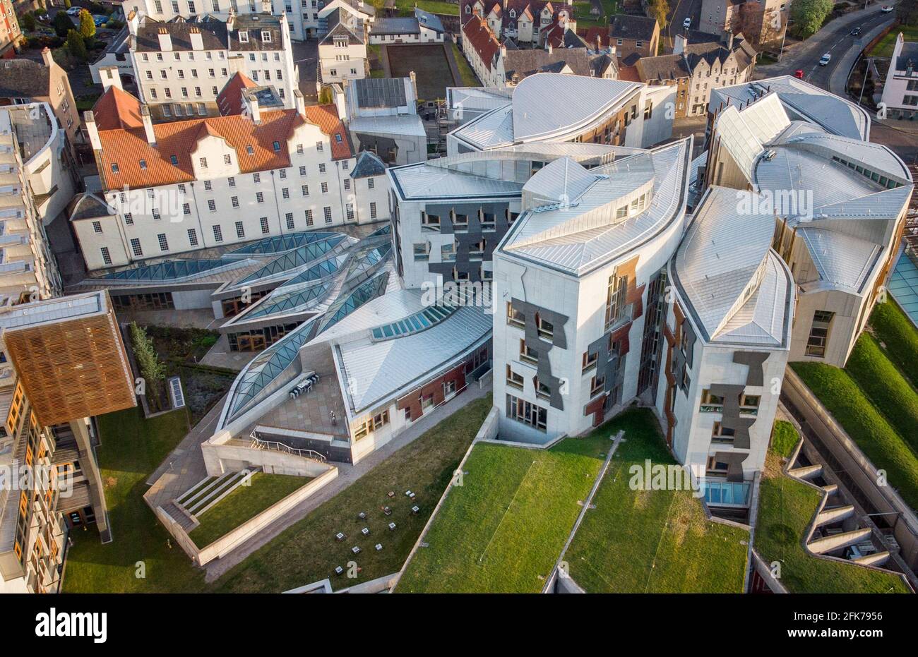 L'edificio del Parlamento scozzese di Holyrood a Edimburgo, che ospita 129 membri, i loro ricercatori e il personale parlamentare. il parlamento è in pausa prima delle elezioni del 6 maggio. Data immagine: Giovedì 29 aprile 2021. Foto Stock