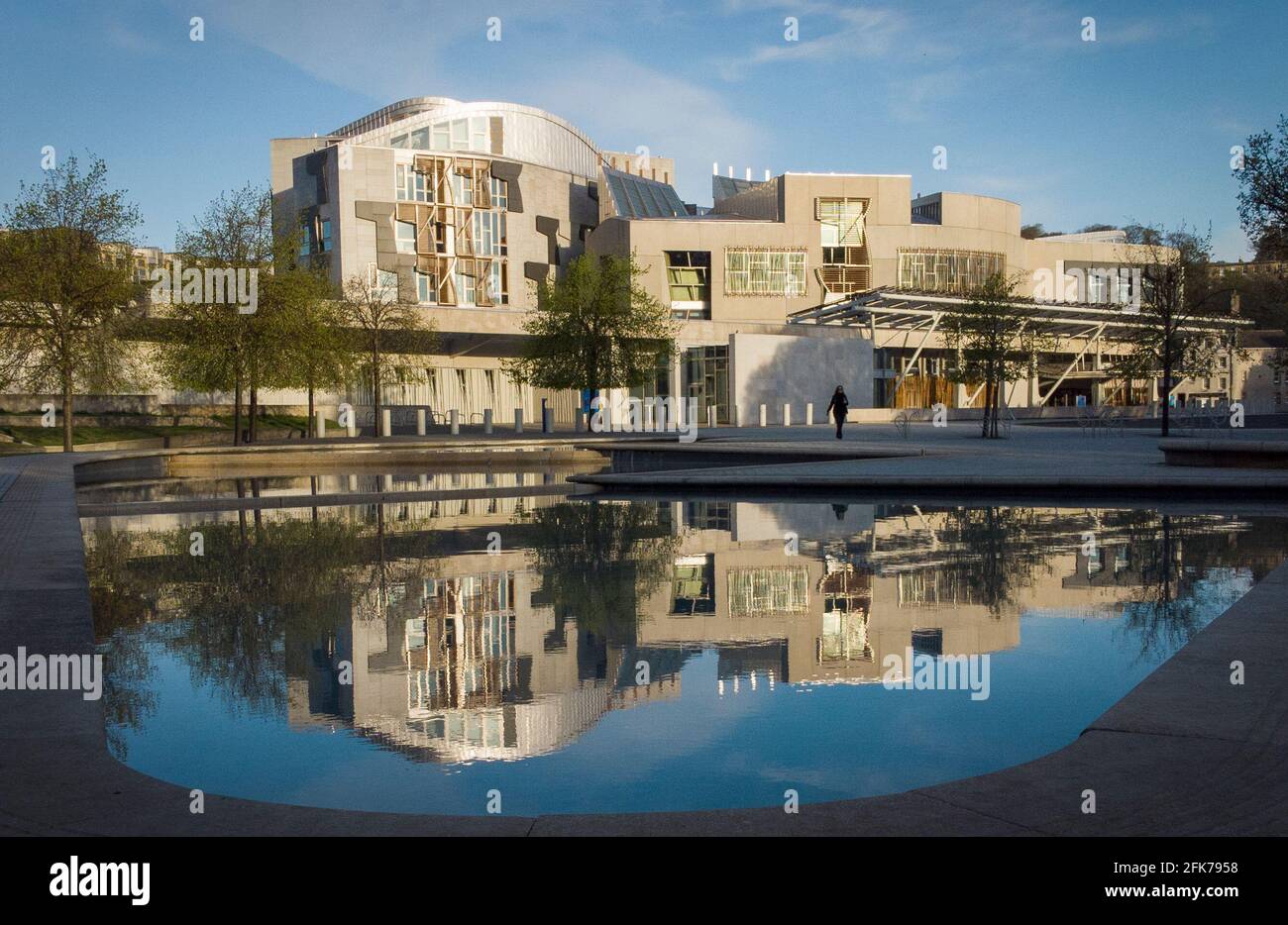 L'edificio del Parlamento scozzese di Holyrood a Edimburgo, che ospita 129 membri, i loro ricercatori e il personale parlamentare. il parlamento è in pausa prima delle elezioni del 6 maggio. Data immagine: Giovedì 29 aprile 2021. Foto Stock