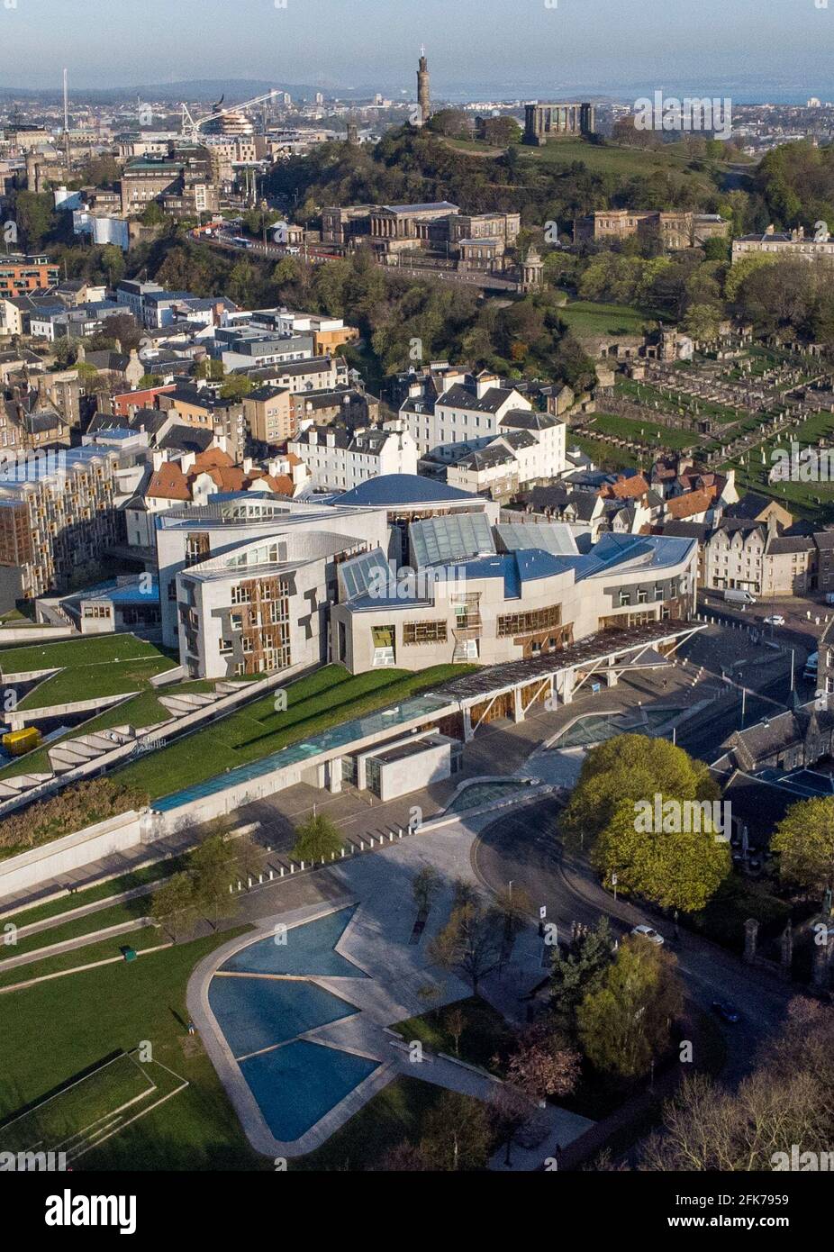 L'edificio del Parlamento scozzese di Holyrood a Edimburgo, che ospita 129 membri, i loro ricercatori e il personale parlamentare. il parlamento è in pausa prima delle elezioni del 6 maggio. Data immagine: Giovedì 29 aprile 2021. Foto Stock