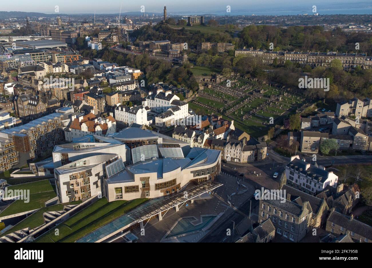 L'edificio del Parlamento scozzese di Holyrood a Edimburgo, che ospita 129 membri, i loro ricercatori e il personale parlamentare. il parlamento è in pausa prima delle elezioni del 6 maggio. Data immagine: Giovedì 29 aprile 2021. Foto Stock