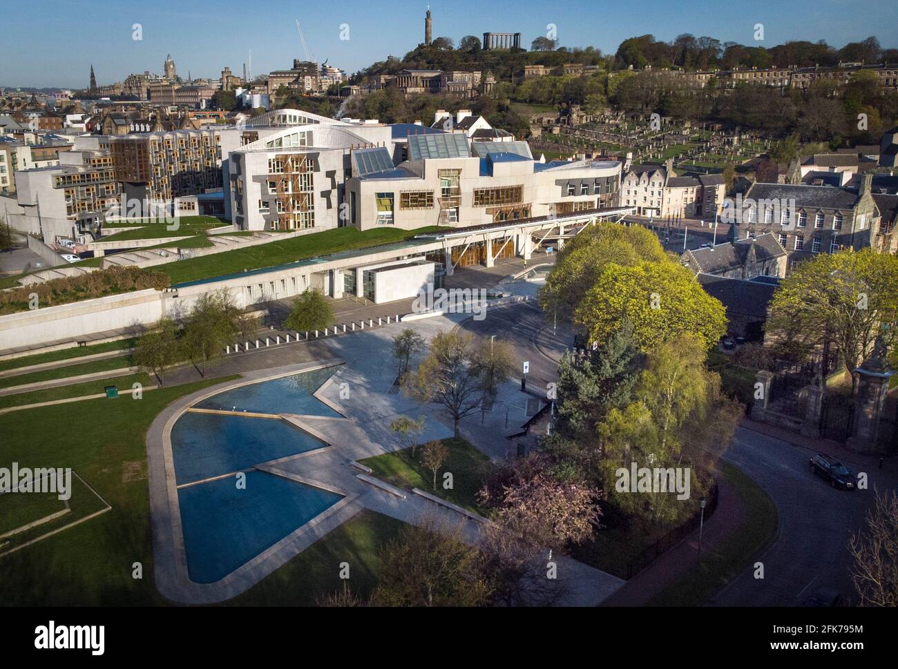 L'edificio del Parlamento scozzese di Holyrood a Edimburgo, che ospita 129 membri, i loro ricercatori e il personale parlamentare. il parlamento è in pausa prima delle elezioni del 6 maggio. Data immagine: Giovedì 29 aprile 2021. Foto Stock