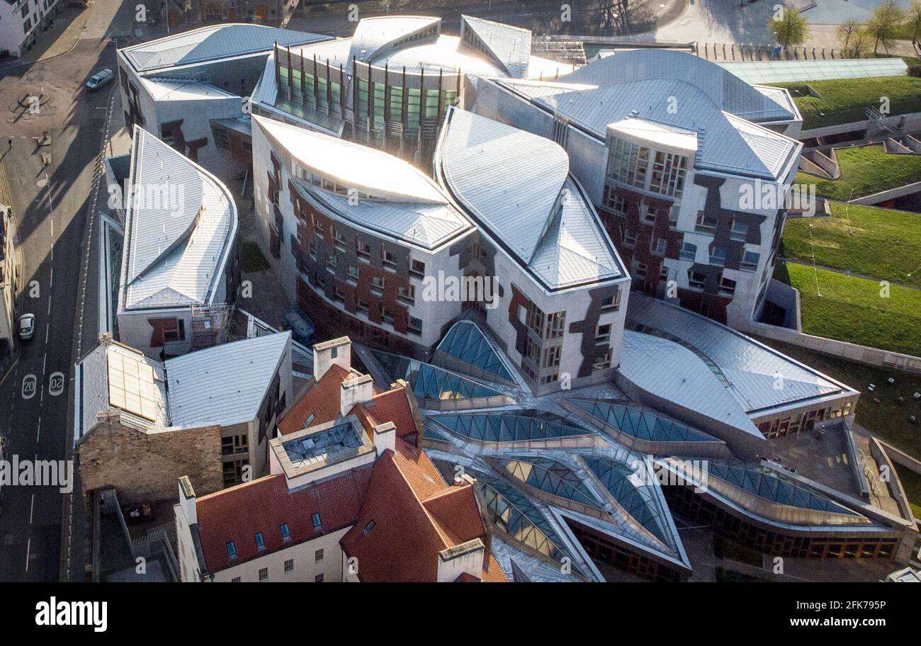 L'edificio del Parlamento scozzese di Holyrood a Edimburgo, che ospita 129 membri, i loro ricercatori e il personale parlamentare. il parlamento è in pausa prima delle elezioni del 6 maggio. Data immagine: Giovedì 29 aprile 2021. Foto Stock