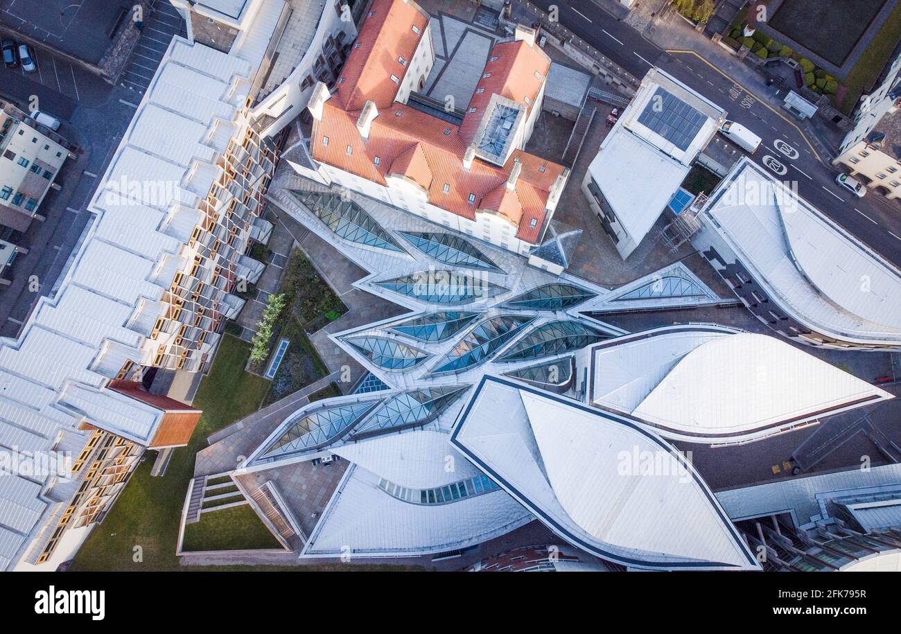 L'edificio del Parlamento scozzese di Holyrood a Edimburgo, che ospita 129 membri, i loro ricercatori e il personale parlamentare. il parlamento è in pausa prima delle elezioni del 6 maggio. Data immagine: Giovedì 29 aprile 2021. Foto Stock